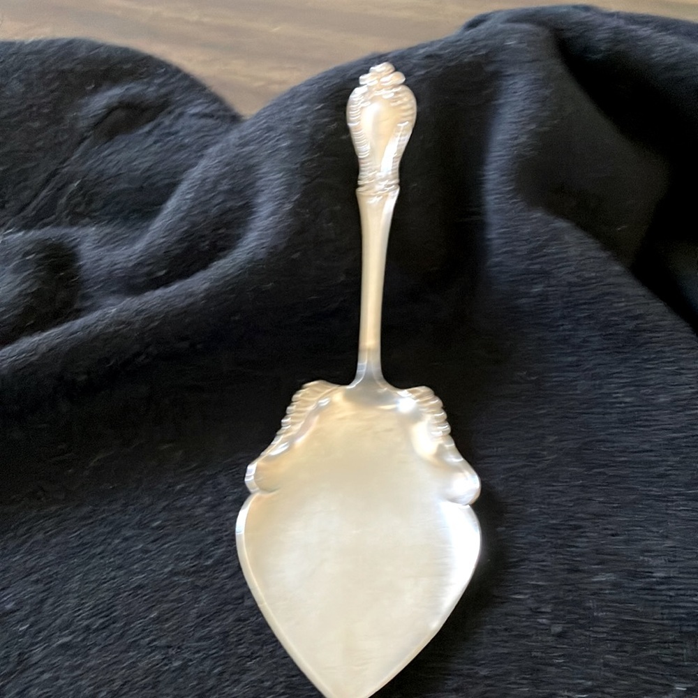 Sterling dessert server. About 9”